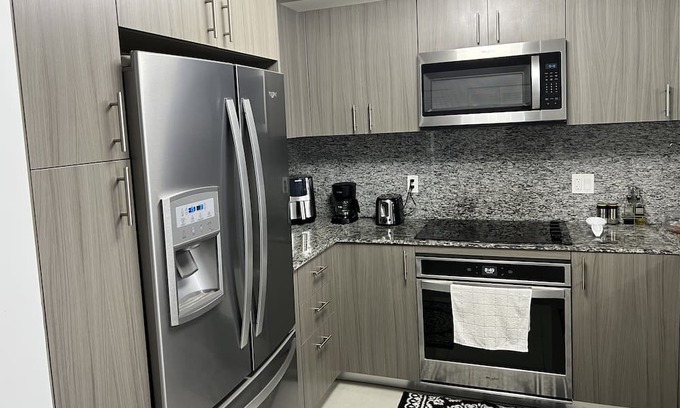 Doral Apartamento | Amazing Apartment Downtown Doral *Super Clean* New Listing* Close to Everything