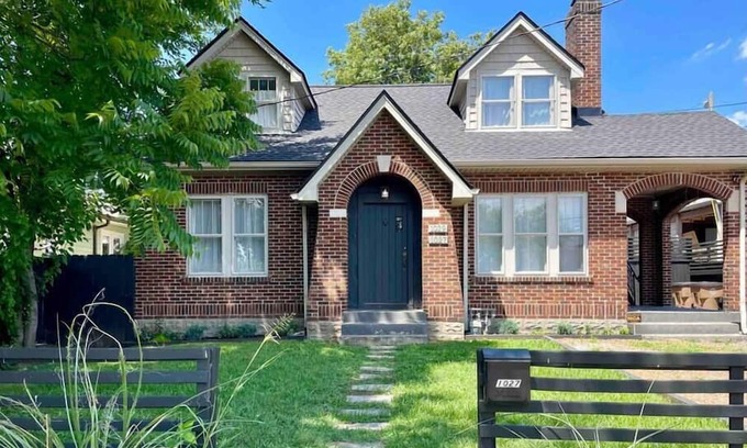 East Hill Casa | NUEVO * Hip Oriental * Mod y Airy 2BR de Oasis w / detalles-3 Lux millas a dtown + Parking 1940!