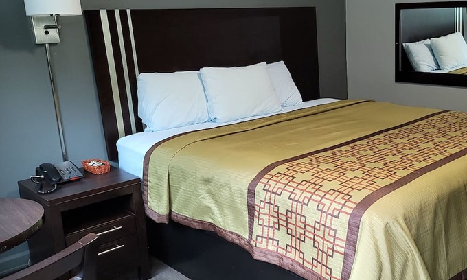 Bear Creek Hotel | Rock Haven Motel