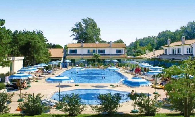 Bibione Lido del Sole Apartamento | Terraced house in the Ca' del Pino holiday complex with communal pool in Bibione