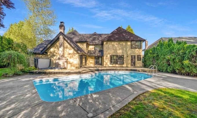 Fleetwood Casa | 6 bdrm home w pool/hot tub/pool table/bar/kareoke