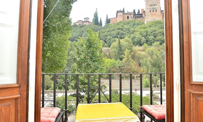Albaicín Apartamento | Private viewpoint to the Alhambra, 4 people, views at any time!