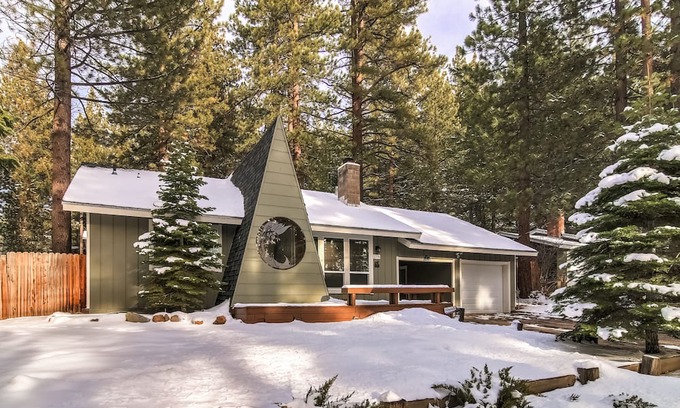 Montgomery Estates Cabina | The Bear Creek Cabin es un impecable retiro de 2 dormitorios en Tahoe.