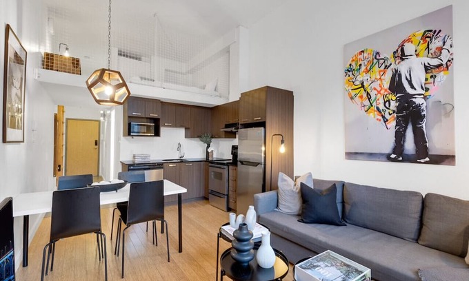 Quartier des Spectacles Apartamento | Liv MTL* 55% Off * Main 306 Rare 1BR + Mezzanine | Relaxed Getaway + Spacious + Office + Pets Stay Free!