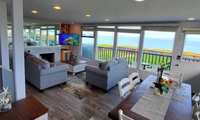 Downtown Monterey Condominio | Stunning views, modern, free parking, heated pool, gated, ocean sounds, central