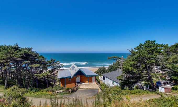 Lincoln City Apartamento | Oceanview Studio on the Main Level - Nearby Beach Access, Dogs Welcome