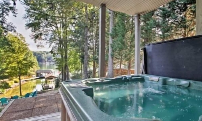 North Shore Casa | Got It All - 3 Kayaks, 1 Canoe, Hot Tub, Wifi, Ping Pong, Sandy beach, Firepit.