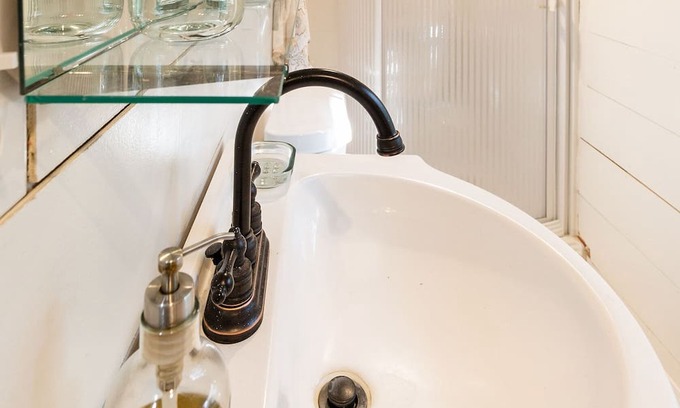 Crawford Casa | The C5 Ranch Guest House minutes from Magnolia and Baylor with pool and hottub