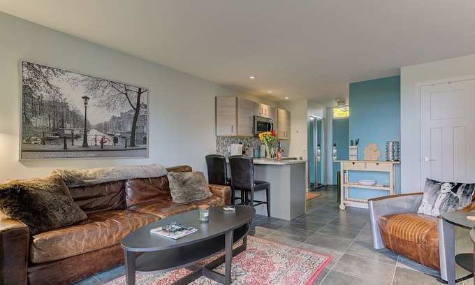 Acme Condominio | ☀ Cozy Aviation ✈ Style Lake View Condo @ The Shores