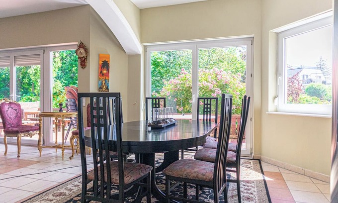 Grinzing Apartamento | Luxury Garden Villa Sleeps 16 Guests