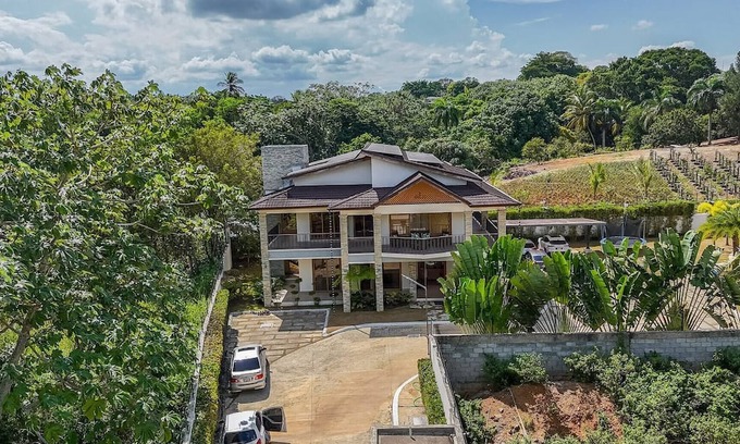 La Vega Villa | La Vega Villa With Private Pool and BBQ