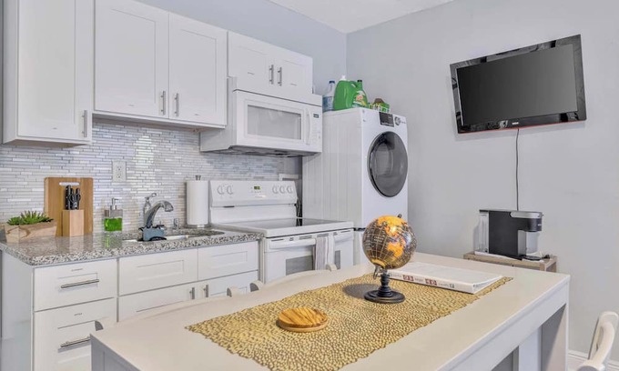 Tampa Apartamento | Sunny Tampa Home Near Downtown Stadiums