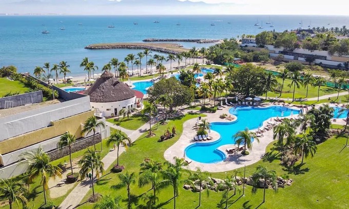 La Cruz de Huanacaxtle Villa | Casa Oasis B-Nayar Gated Beach Club