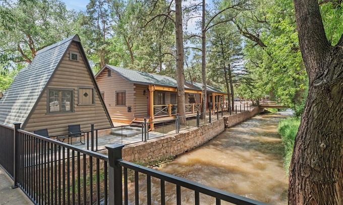 Colorado Springs Cabina | Timber Lodge Cabin 02