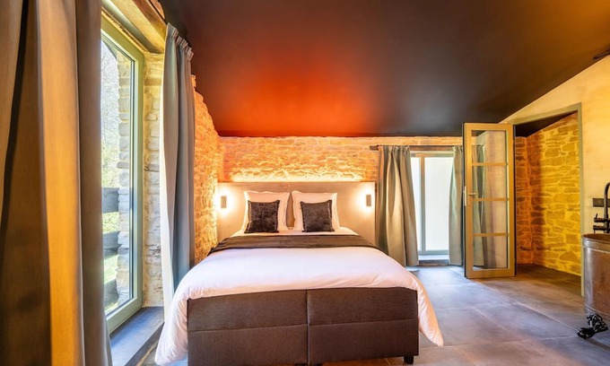Sainte-Cecile Casa | Holiday Home in Sainte-cecile With Sauna