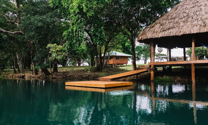 Distrito de Orange Walk Cabina | A Cozy cabin along the Rio Bravo River—bird watcher’s paradise with WiFi and AC.