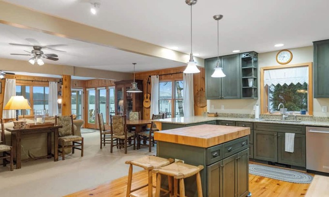 Walloon Lake Casa | Walloon Lake Waterfront Cottage 4BR/2BA near the Village