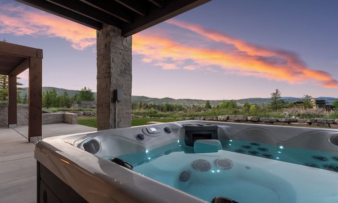 The Preserve Casa | Spacious 6-bedroom house Comes with House Manager /Driver 8:30am - 8:30 pm.