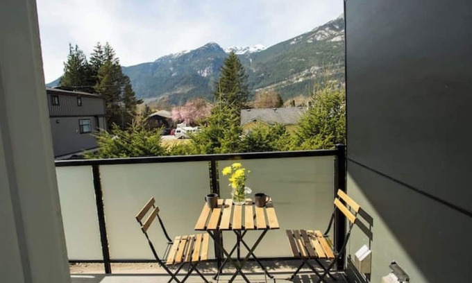 Squamish Casa | Serenity Haven: Captivating Sea To Sky Retreat