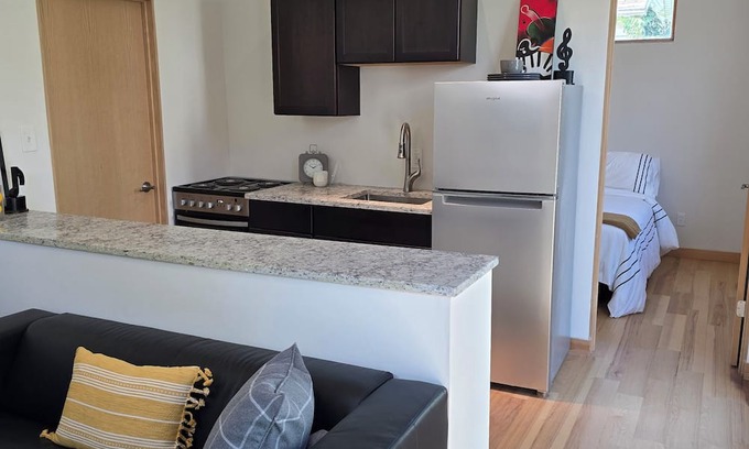 Central West End Cama Y Desayuno | Charming modern guesthouse in the beautiful Central West End with WiFi, AC