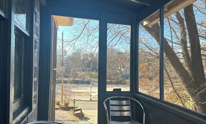 Fayetteville Apartamento | Why Drive When you can Walk? Off Dickson Top Floor Apartment