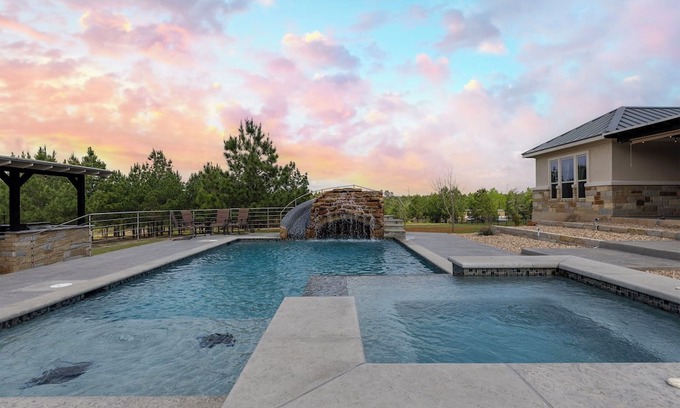 Circle D-KC Estates Casa | Pine Tree Palace - Private -Heated Pool - Jacuzzi