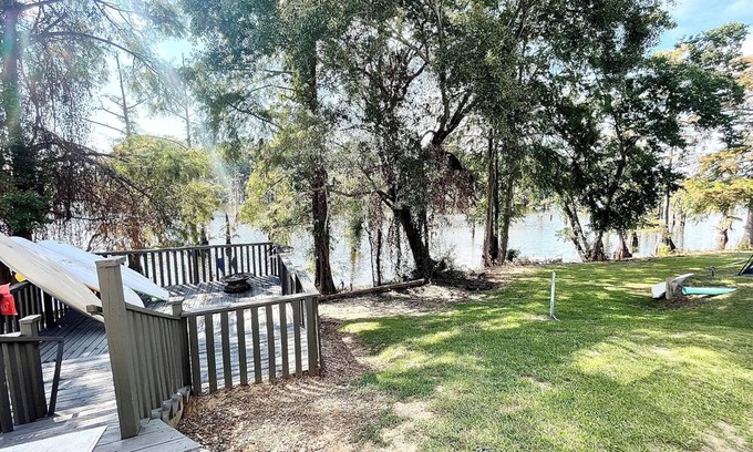 Monroe Cama Y Desayuno | Bayou and Beyond: The View with hot tub and Kayak rentals