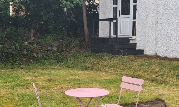 Newcastle Cabaña | Mourne Hikers' Cottage is a cosy cottage, nestled at the foot of the Mournes