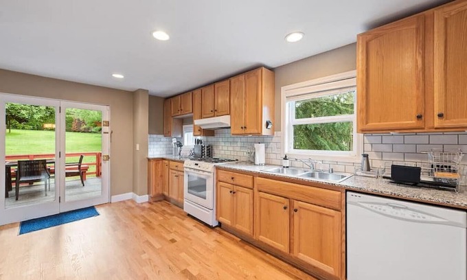 Mercer Island Casa | Private park in a cozy home next to I-90 huge yard