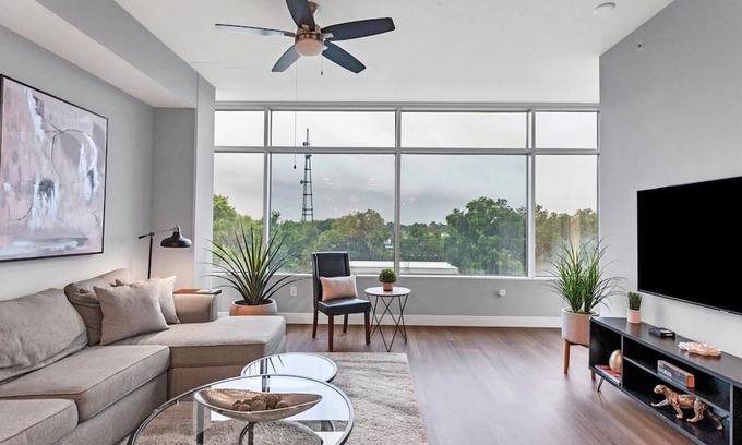 South Eola Condominio | Cozy 2-bedroom apartment in downtown Orlando with free parking