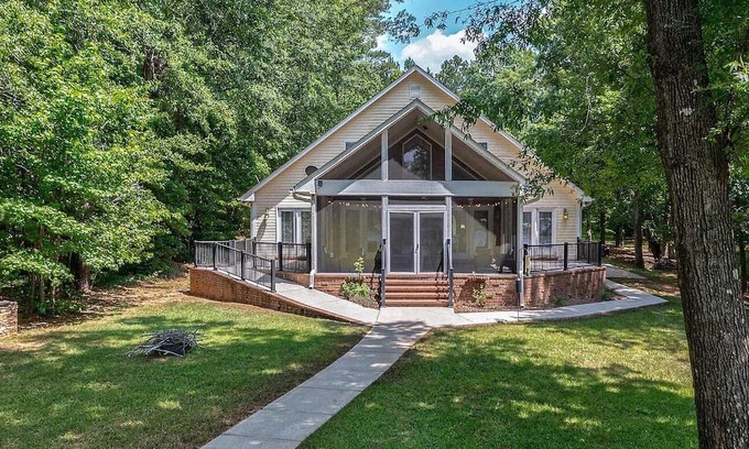 Eatonton Casa | Spacious 6-Bed Lakefront Retreat 2 King Ensuites, Screened Porch & Amenities