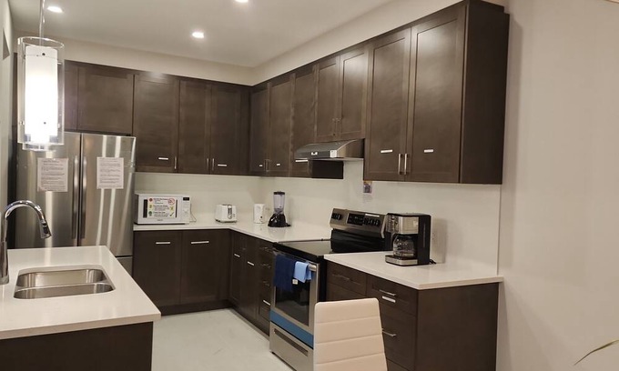 Ottawa Division Casa | Classy & Modern 4 Bedroom & 3.5 Bath w/SelfCheck-In+Kitchen & Parking-Ottawa