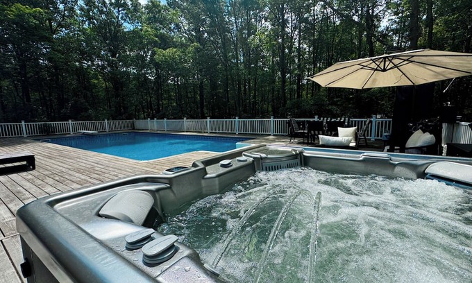 Manorville Casa | Private & Woodsy Home Near Hamptons/Golf/Wineries/Farms w/Heated Salt Pool & Spa