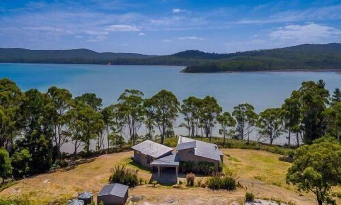 South Bruny Casa | Cloudy Bay Lagoon Estate ~ Architecturally designed home