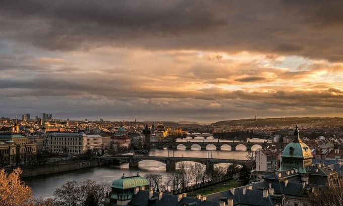 Dejvice Apartamento | Majestic Urban Dwelling near Prague Castle
