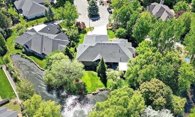 Northwest Boise City Casa | Luxurious Waterfront Oasis: Exclusive Single-Level Retreat with Stunning Views