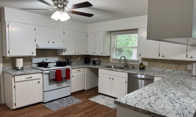 Barium Springs Casa | Charming 4-bedroom House with AC and WiFi in quaint Statesville