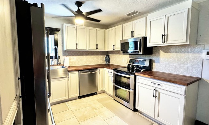 Kingston Casa | Halifax Breeze Cottage - EV Charger and Hot Tub in sunny Daytona Beach