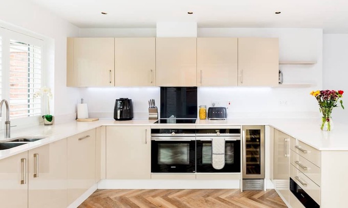 Tiddington Casa | CV37 7FA 9 Sid Courtney Way, Tiddington · Large & Modern 4Bed Family Home | Pass The Keys