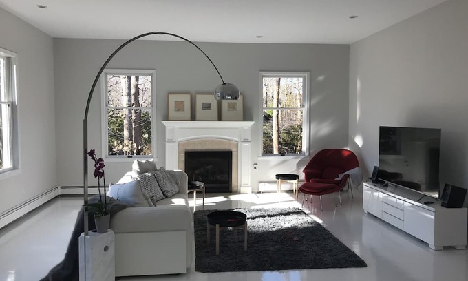 Long Island Casa | 4-bedroom house in cool Bellport with AC, WiFi, fitness room, 1.5 hrs from NYC
