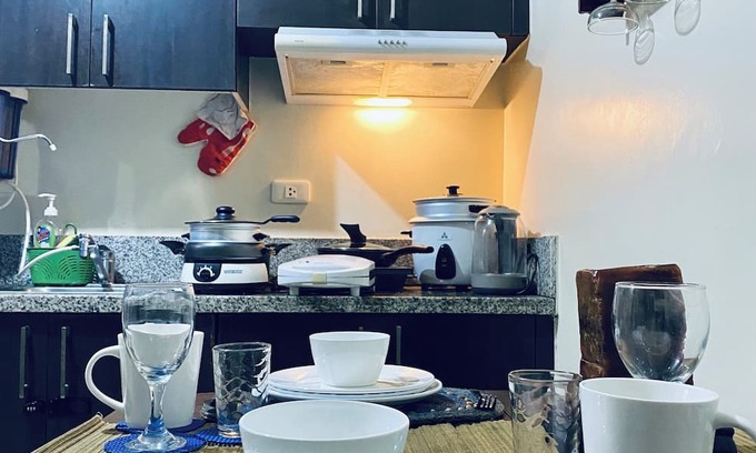 Highway Hills Condominio | Cozy 2-bedroom condo in pleasant Mandaluyong with fitness room, WiFi