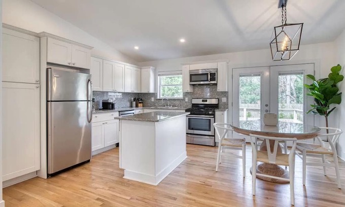 Springs Cabaña | Charming cottage with 3 bedrooms and WiFi, AC in welcoming East Hampton Springs