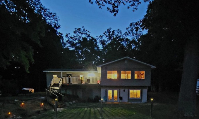 Fountain Cabaña | Pet friendly Lakefront Cottage/Cabin between Ludington/Baldwin/Manistee