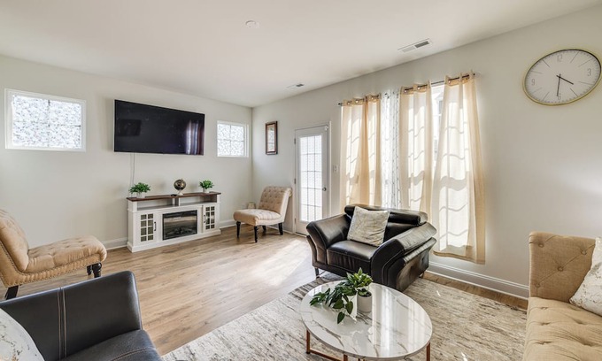 Midlothian Casa | Modern Midlothian Gem: Deck, Near Hiking & Golfing