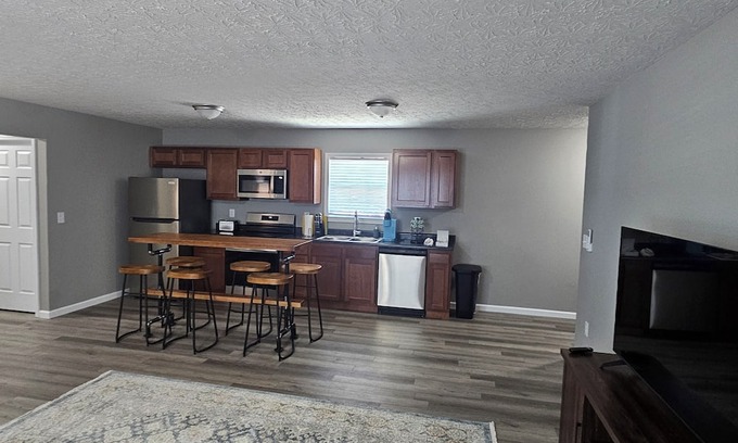 Morehead Apartamento | Two bedroom and two bath, with soaker tub downtown in Morehead.