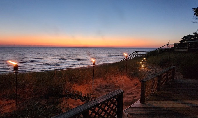 Montague Cabaña | Charming 3-bedroom cottage RIGHT ON LAKE MICHIGAN with AC/HEAT/WIFI