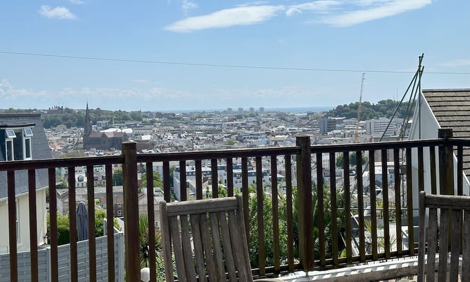 St. Helier Apartamento | Modern Apartment, Great Location, Fabulous View