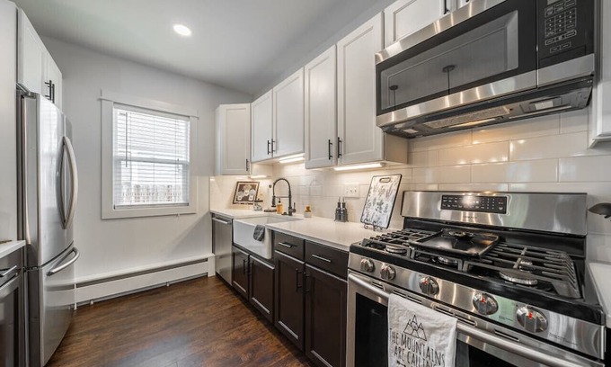 Windsor Casa | ColoRADo Retreat: King Beds, Great Yard & Fire Pit