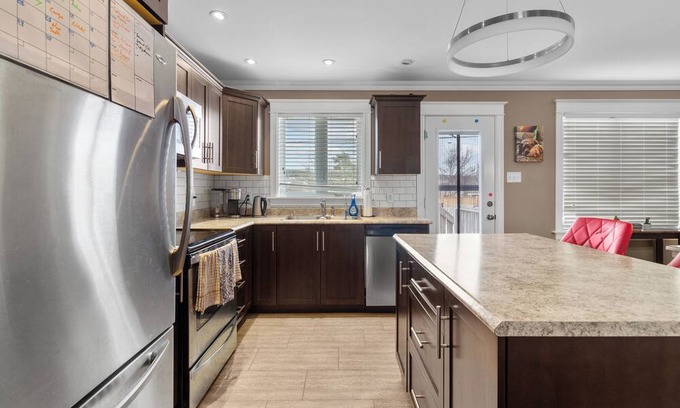 Terra Nova Apartamento | Bright & Modern 3 Bbrm Main Floor Apt in Kilbride