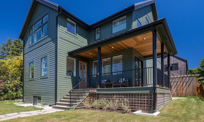 Magnolia Casa | 6-Bedroom Magnolia Luxury Home with Stunning Puget Sound Views, Chef’s Kitchen